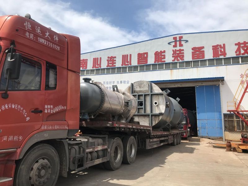 結晶器、母液槽、循環(huán)加熱器等項目設備生產(chǎn)完畢，裝車發(fā)貨現(xiàn)場